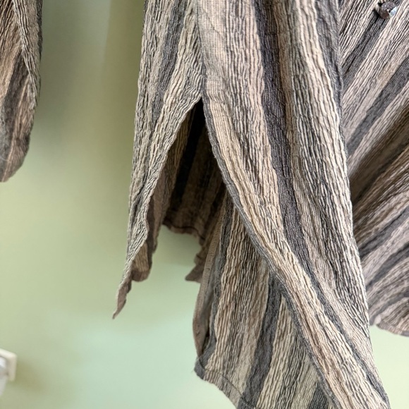 Asiatica Striped tan / black blouse crinkly high end luxury. - Picture 6 of 8